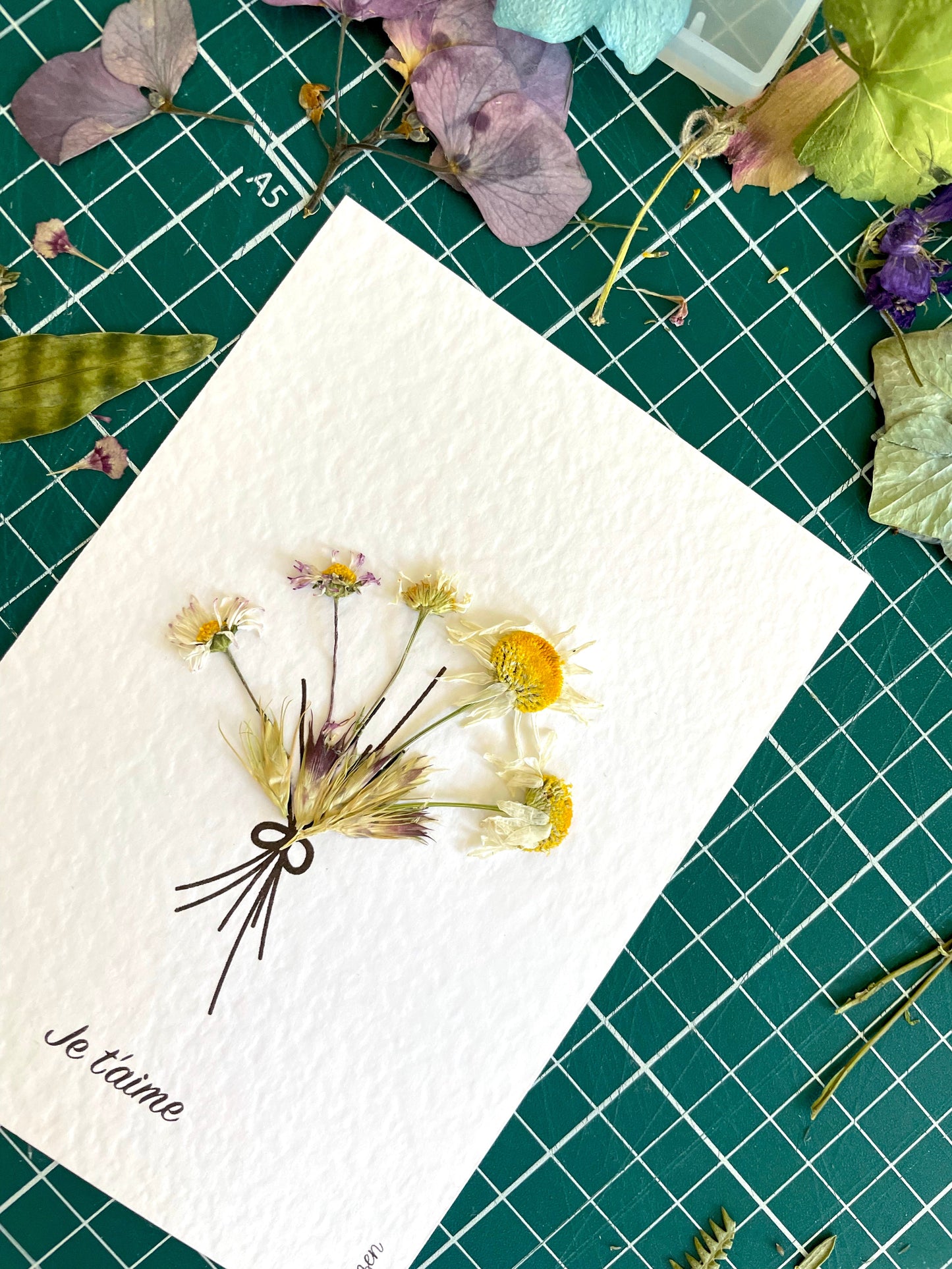 Carte fleurs pressées je t'aime